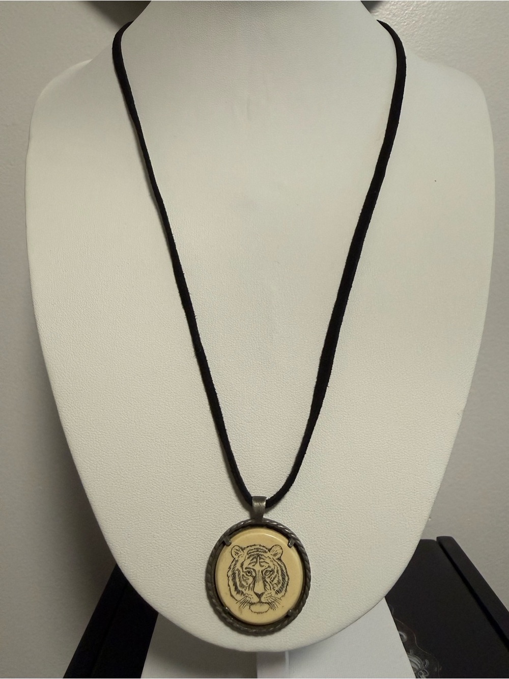 Vintage 1979 Avon Bengal Tiger Pendant Necklace